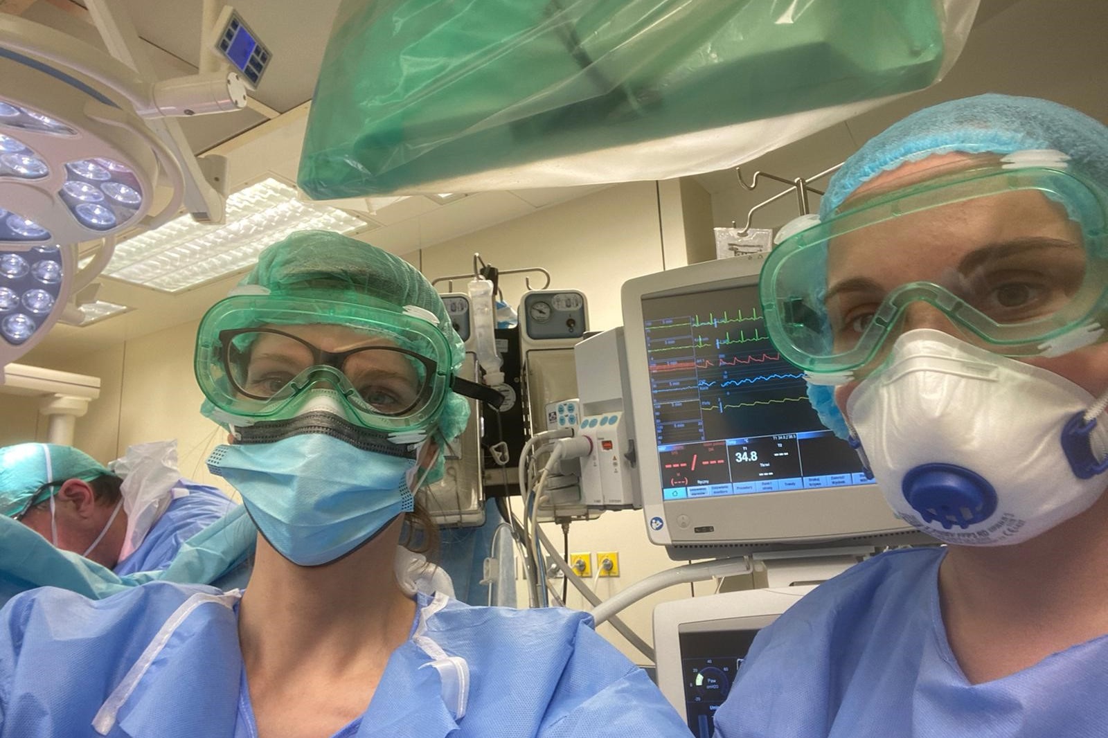 zespol-anestezjologiczny-w-trakcie-operacji
