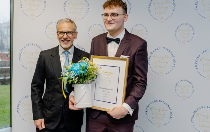 Adrian Nowakowski (z prawej) pielęgniarz i laureat Queen Silvia Nursing Award Fot.: biuroprasowe.medicover.pl